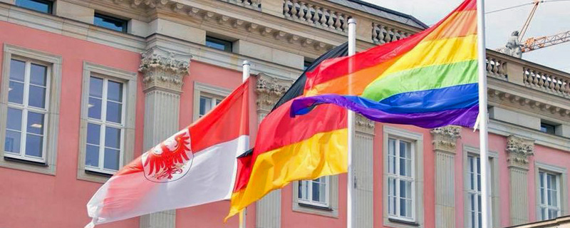Brandenburg-, Deutschland- und Regenbogenflaggen vor dem Brandenburger Landtag